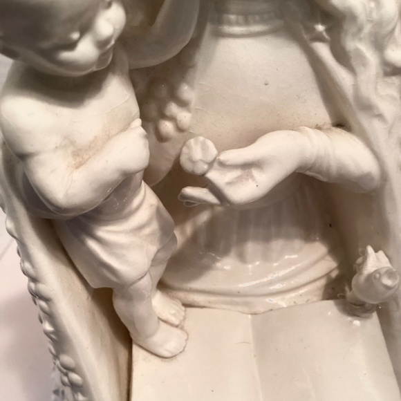 SALE! … M. J. HUMMEL…LARGE MADONNA AND CHILD PORCELAIN FIGURINE..minor flaws - Picture 5 of 11